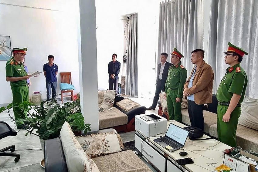 Công an thực hiện lệnh bắt bị can để tạm giam đối với ông Nguyễn Khắc Hùng.