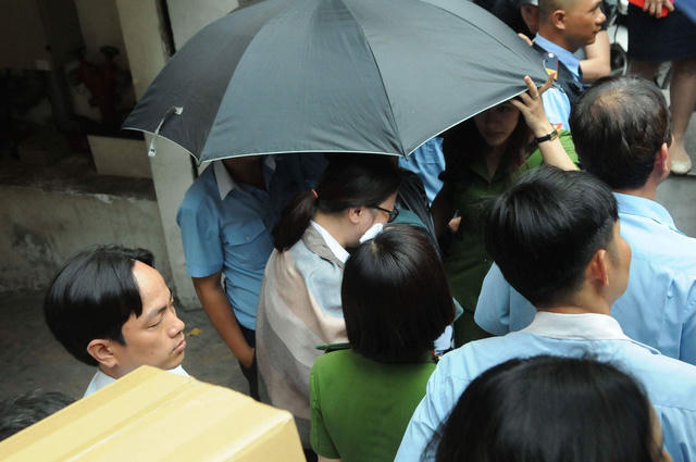 Cảnh sát đưa người của Eximbank lên xe chở đi, Ảnh: Đình Thảo