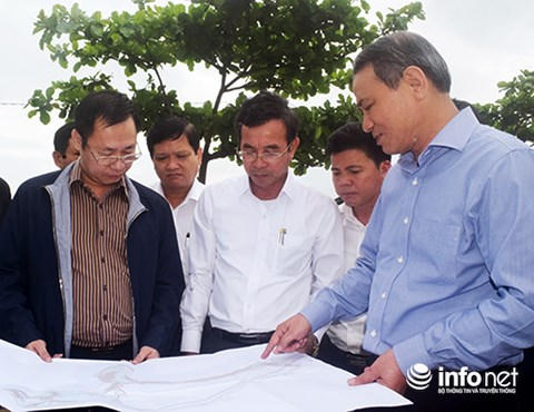 Bí thư Thành ủy Đà Nẵng Trương Quang Nghĩa (bìa phải) kiểm tra tại hiện trường dự án Khu du lịch sinh thái Nam Ô (Ảnh: HC)