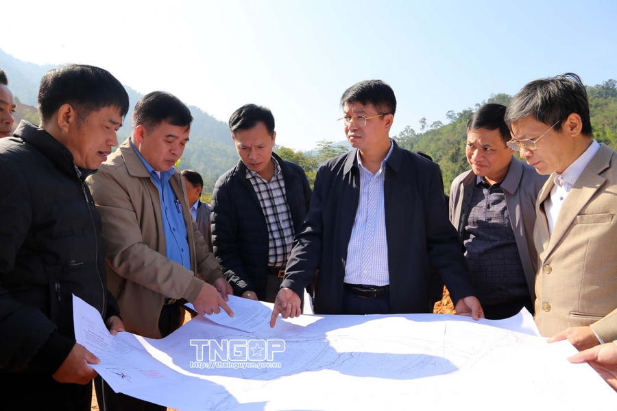 Phó Chủ tịch UBND tỉnh Nông Quang Nhất kiểm tra thực địa Dự án bố trí dân cư tập trung thiên tai cấp bách thôn Bản Khắt, xã Quảng Bạch.