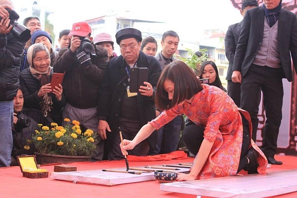 Nhà thư pháp trẻ Nguyễn Hoài Thu đang thể hiện những chữ Nôm. (Ảnh: Như Trường)