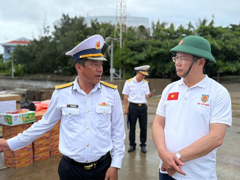 Đại tá Ngô Đình Xuyên - Phó Tham mưu trưởng Quân chủng Hải quân và Thứ trưởng Bộ Tư pháp Nguyễn Thanh Tịnh thăm hỏi quân và dân Đảo Đá Thị