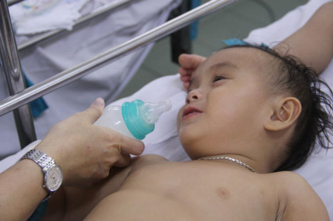 Một bé sau khi được y bác sĩ chăm sóc, sức khỏe đã dần ổn định, đã có thể nở nụ cười