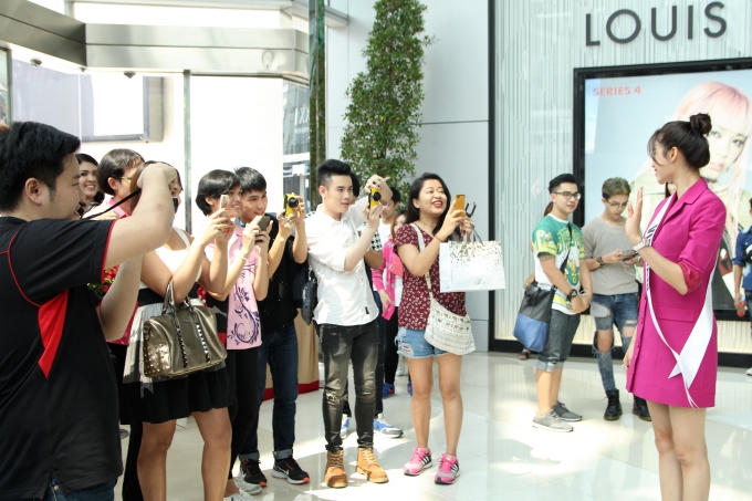 Phạm Hương hạnh phúc trước sự yêu mến của fan Thái Lan