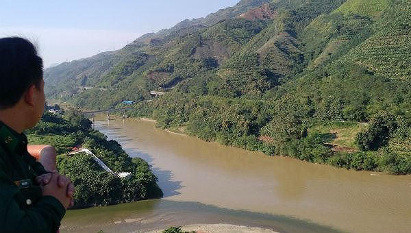 Nơi con sông Hồng chảy vào đất Việt. Ảnh: Xuân Hồng.