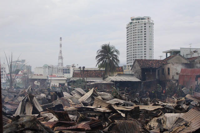 Sáng nay, Chủ tịch phường khẳng định vụ cháy đã thiêu rụi 70 ngôi nhà của người dân, 400 người dân bị ảnh hưởng, mất nhà