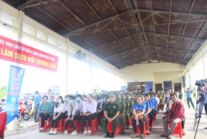 Lễ phát động ra quân dọn sạch rác cảng cá Xẻo Nhàu.