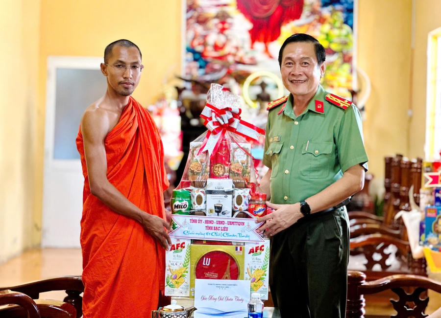 Đại tá Hồ Việt Triều, trao phần quà Tết của Tỉnh ủy, UBND, UBMTTQ Việt Nam tỉnh Bạc Liêu, cho Tu sĩ Lý Minh - Trụ trì chùa Hộ Phòng cũ.
