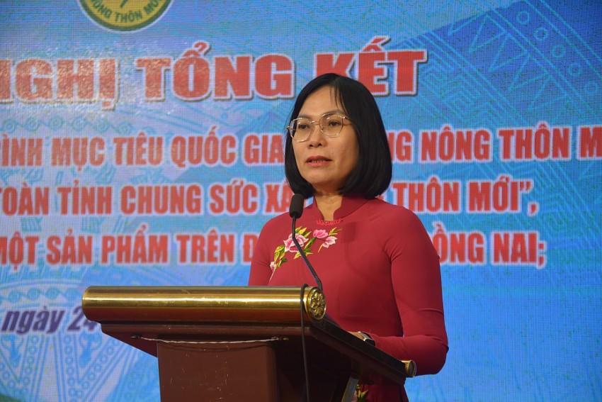Phó Chủ tịch UBND tỉnh - bà Nguyễn Thị Hoàng biểu dương các huyện Vĩnh Cửu, Cẩm Mỹ.