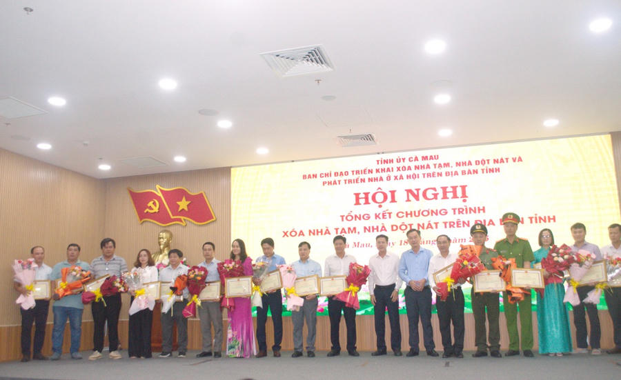 Lãnh đạo Ban Nội chính Tỉnh ủy và lãnh đạo Ủy ban MTTQ Việt Nam tỉnh (bên phải), trao Bằng khen cho các cá nhân có đóng góp tiêu biểu, hiệu quả cho Chương trình xóa nhà tạm, nhà dột nát.