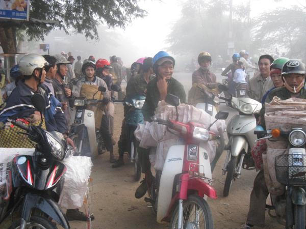 Người lao động tập trung rất đông ở chợ tình tìm việc làm.