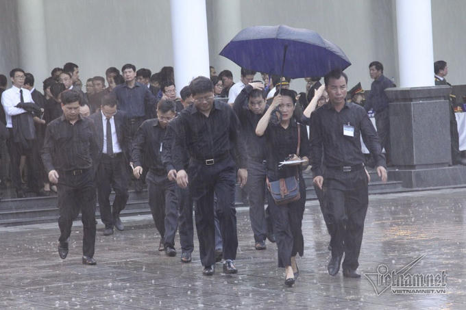 Bất chấp trời mưa lớn, nhiều đo&agrave;n đại biểu v&agrave; rất đ&ocirc;ng nh&acirc;n d&acirc;n vẫn ki&ecirc;n nhẫn xếp h&agrave;ng chờ v&agrave;o viếng Chủ tịch nước Trần Đại Quang