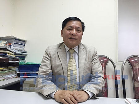 PGS.TS Trịnh Hòa Bình chia sẻ cùng phóng viên. Ảnh: Loan Bảo.