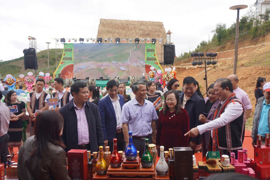 Ông Võ Trung Mạnh, Chủ tịch UBND huyện Tu Mơ Rông hòa cùng niềm vui của người dân Làng Tu Thó