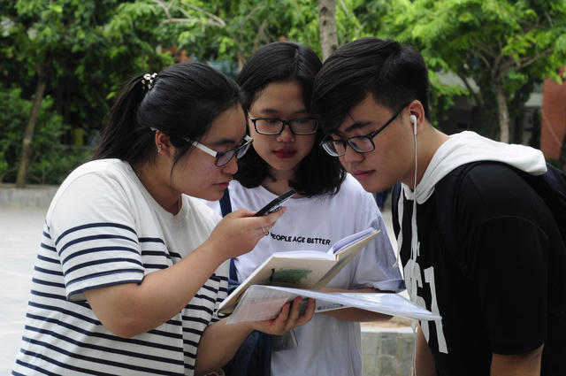 Thay đổi chủ yếu liên quan đến các vấn đề kỹ thuật. Những điều chỉnh nếu có chỉ tập trung vào người tổ chức thi, còn phía học sinh thì căn bản là ổn định, không thay đổi. Nên các em yên tâm học tập. (Ảnh: Mỹ Hà).