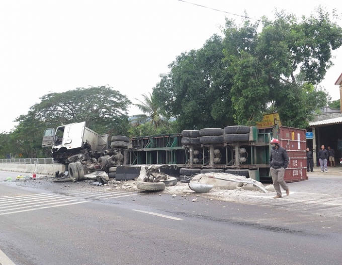 Thanh Hóa: Xe đầu kéo lật nghiêng tan tành trên quốc lộ 1A