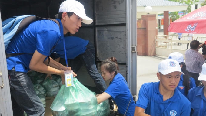 Hàng ngàn suất cơm đảm bảo an toàn vệ sinh thực phẩm được vận chuyển bằng xe ô tô đến các điểm thi.