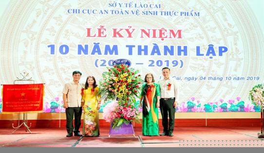 Lãnh đạo Cục ATTP và nguyên lãnh đạo Cục tặng hoa chúc mừng Chi cục ATVSTP Lào Cai