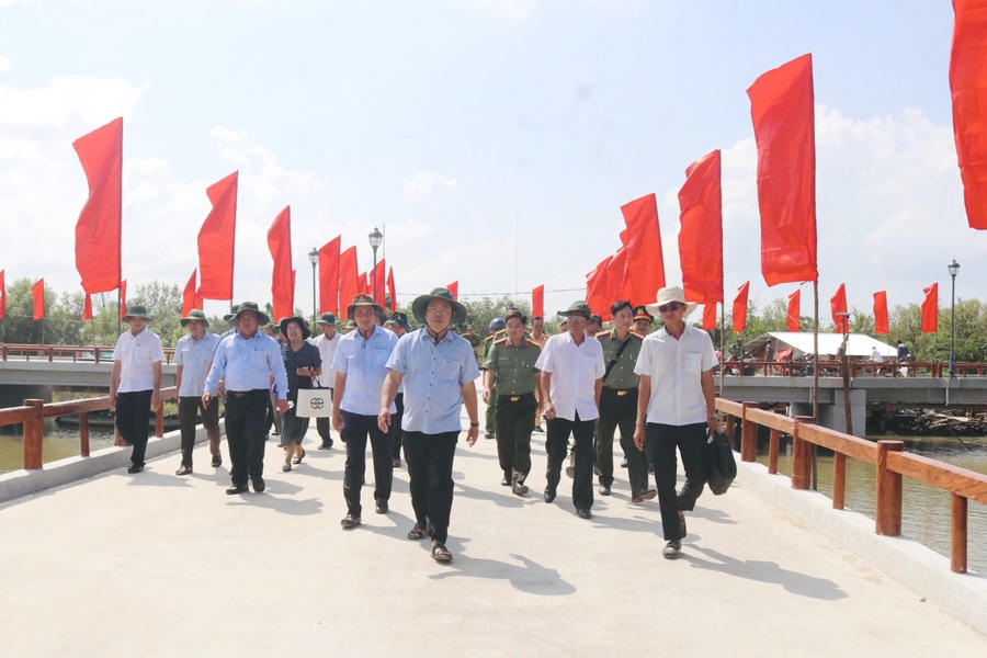 Đoàn công tác do ông Nguyễn Tiến Hải - Ủy viên BCH Trung ương Đảng, Bí thư Tỉnh ủy, Chủ tịch HĐND tỉnh Cà Mau, làm Trưởng đoàn đi kiểm tra về việc công tác chuẩn bị tổ chức các hoạt động kỷ niệm 70 năm Sự kiện Tập kết ra Bắc (thị trấn Sông Đốc, huyện Trần Văn Thời, tỉnh Cà Mau).