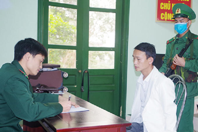 Lực lượng chức năng lấy lời khai đối tượng Lý A Tùng.