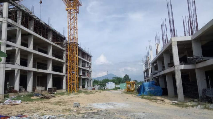Hai khối nhà E1 và E2 dừng thi công trong khoảng 2 tháng nay.