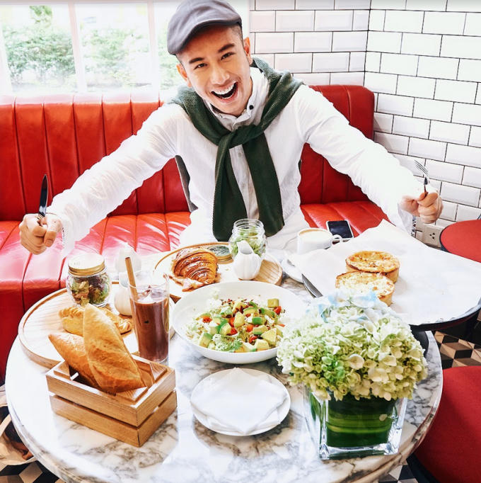 Trong khi food blogger Vũ Dino đang rất phấn khích với bữa ăn trưa đầy thịnh soạn của mình cũng tại nhà hàng này