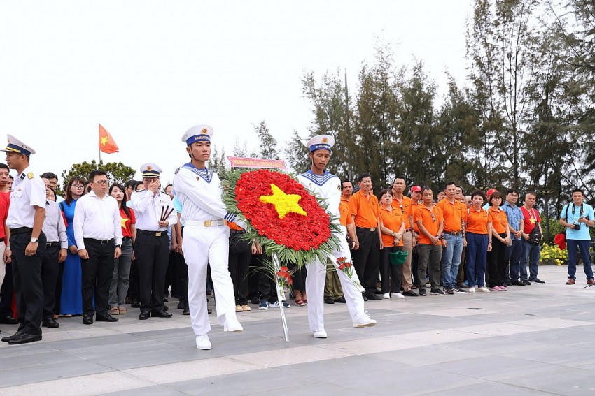Đoàn công tác số 23 đi thăm quân dân trên đảo Trường Sa, Nhà giàn DK1, tổ chức dâng hoa, dâng hương tưởng niệm các Anh hùng Liệt sĩ tại Khu tưởng niệm Chiến sĩ Gạc Ma.