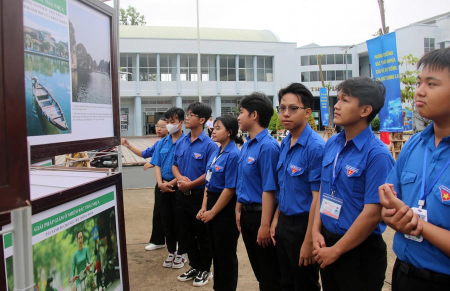 Đoàn viên, học sinh tham quan triển lãm