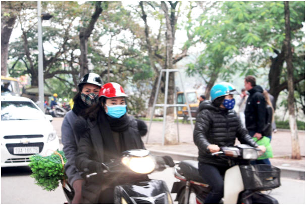 Nhiệt độ ban ngày ở mức khoảng 12 độ C, khiến cảm giác giá buốt, người dân ra đường co ro với những chiếc áo ấm, khăn len, mũ len.... để giữ ấm cho cơ thể.