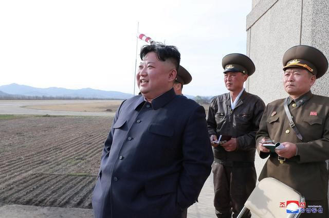 Nhà lãnh đạo Triều Tiên Kim Jong-un thị sát một cuộc diễn tập không quân hôm 17/4. Ảnh: Reuters.