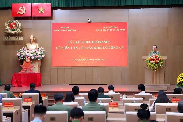 Quang cảnh buổi Lễ giới thiệu cuốn sách.