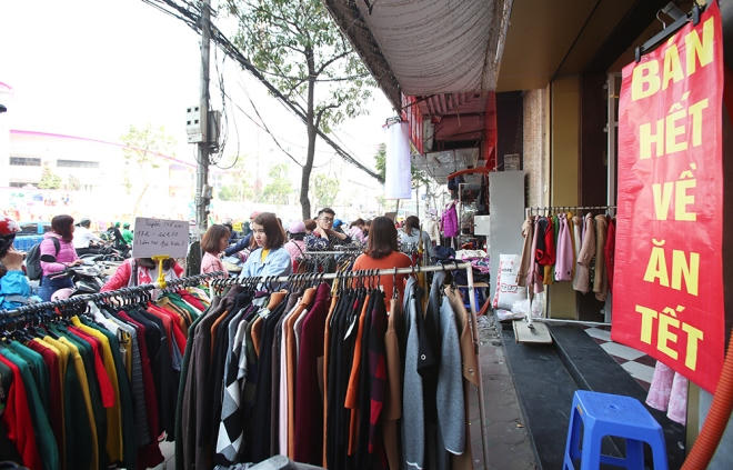 Nhiều của hàng treo biển "bán hết về ăn Tết" để thu hút du khách.