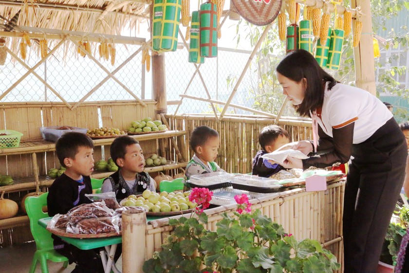 Phiên chợ vùng cao cũng được các cô giáo tái hiện ngay trên sân trường.
