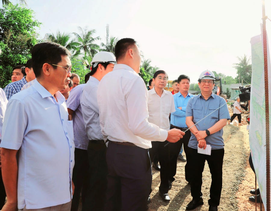 Đoàn công tác kiểm tra tiến độ thi công dự án đường ven biển Hòn Đất - Kiên Lương.