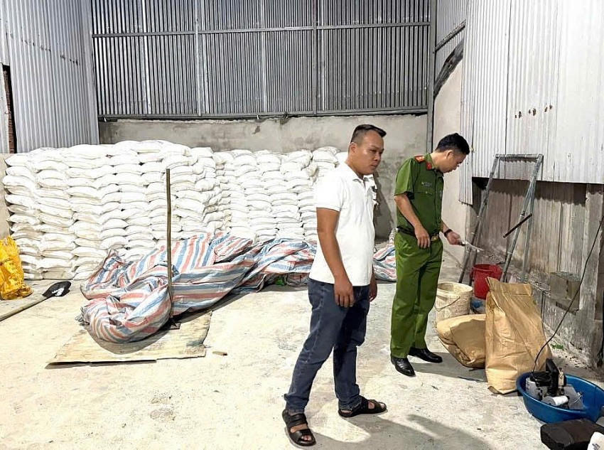 Tại cơ sở này, sau khi công nhân pha trộn, đóng gói, các sản phẩm được bán ra thị trường tại nhiều tỉnh khu vực miền Tây Nam Bộ.