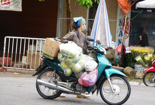 Nhiều tiểu thương vội vã đi lấy hàng về bán.