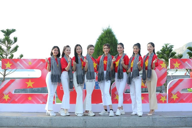 Người đẹp Huỳnh Thuý Vi chia sẻ: “Thuý Vi đã được đến Côn Đảo nhiều lần, mỗi lần đến đây cảm xúc vô cùng đặc biệt. Và ngày hôm nay lại càng đặc biệt hơn khi lần đầu được dự Lễ thượng cờ tại vùng đất thiêng liêng này, lòng tự hào trào dâng khi được khoác chiếc áo cờ đỏ sao vàng và hát Quốc ca”.