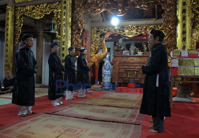 Hàng chức sắc, có uy tín trong làng được chọn lựa để làm nghi xin phúc lộc và may mắn cho dân làng. (Ảnh: Đức Biên)
