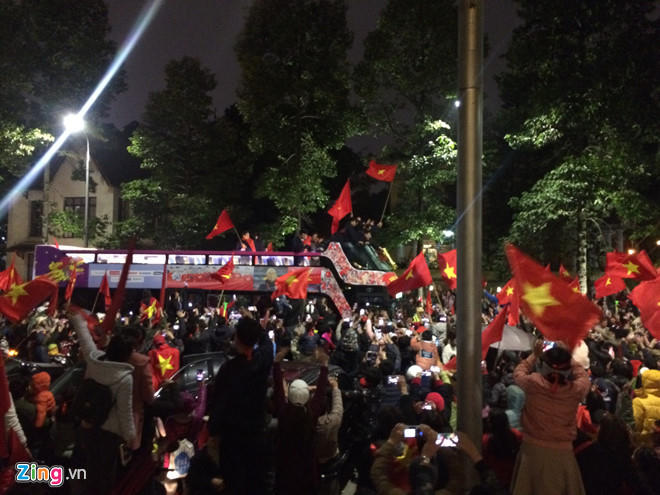 Kết thúc  hành trình hơn 5 tiếng đồng hồ giữa biển người, cờ đỏ sao vàng, các cầu thủ U23 Việt Nam đã về tới khu vực quảng trường Ba Đình. (Ảnh: Zing)