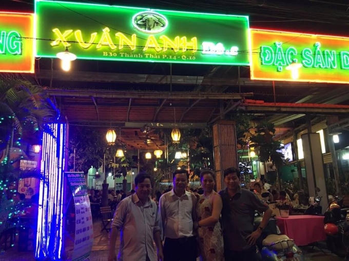 Quán dê Xuân Anh vào buổi tối rất đông khách.