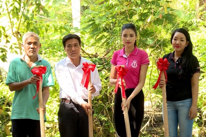 Hoa hậu Việt Nam 2016: Trấn Thành ôm chầm thí sinh giống Hoa hậu Nguyễn Thị Huyền để tỏ lòng ngưỡng mộ