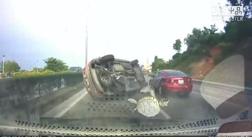 Chiếc xe nhộn nhào, lật nghiêng...
