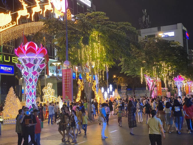 Bên ngoài, các tuyến đường nhấp nháy ánh đèn.