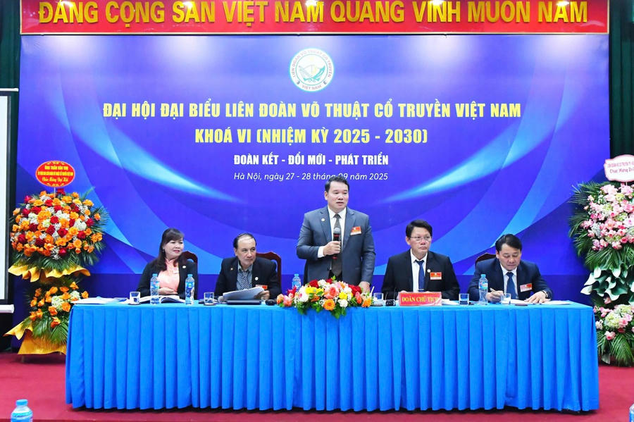 Đoàn Chủ tịch tại phiên làm việc ngày 27/9/2025.
