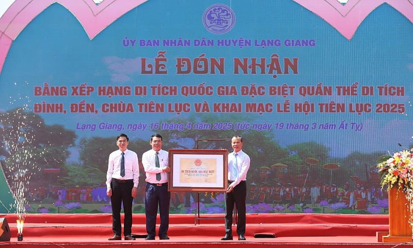 Ông Mai Sơn , Phó Chủ tịch UBND tỉnh Bắc Giang trao Bằng xếp hạng di tích quốc gia đặc biệt cho huyện Lạng Giang và xã Tiên Lục vào ngày 16/4/2025.