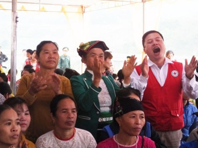 và cùng hòa những lời ca vui mừng đón Tết sớm.