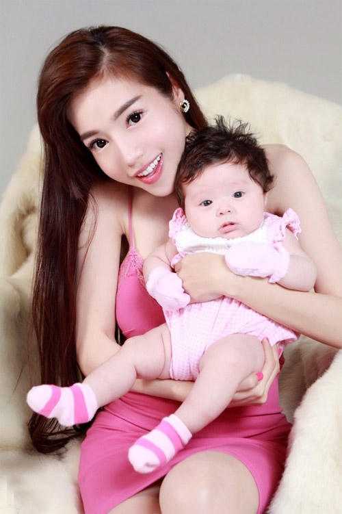 Elly Trần bên cô con gái dễ thương, được cộng đồng mạng yêu thích. Ảnh: internet.