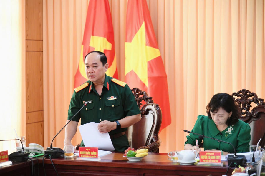 Đại tá Nguyễn Văn Ngành – Chỉ huy trưởng Bộ Chỉ huy Quân sự tỉnh phát biểu tại buổi làm việc