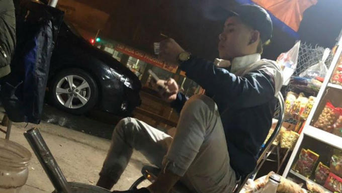 Đối tượng d&ugrave;ng n&aacute; cao su bắn v&agrave;o c&aacute;c xe &ocirc; t&ocirc; đang chạy g&acirc;y bất b&igrave;nh trong dư luận. (ảnh cắt từ clip).