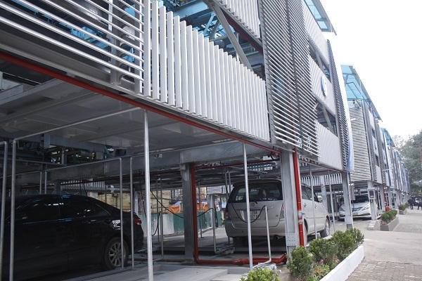 Diện tích giàn thép là 1.048 m2 với sức chứa 221 xe (dưới 7 chỗ), diện tích đường giao thông nội bộ, cây xanh, thảm cỏ là 669m2. Ảnh: Như Trường.